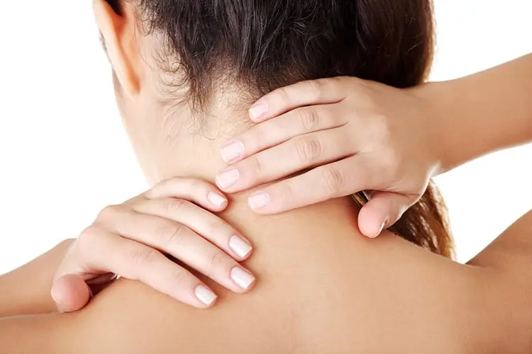ماساژ دادن ملایم ناحیه گردن